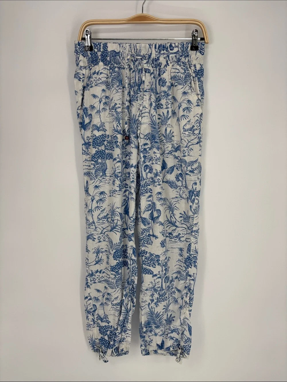🪵 Nicole Miller linen rayon Blue and White Tropical Print Joggers - Picture 1 of 9
